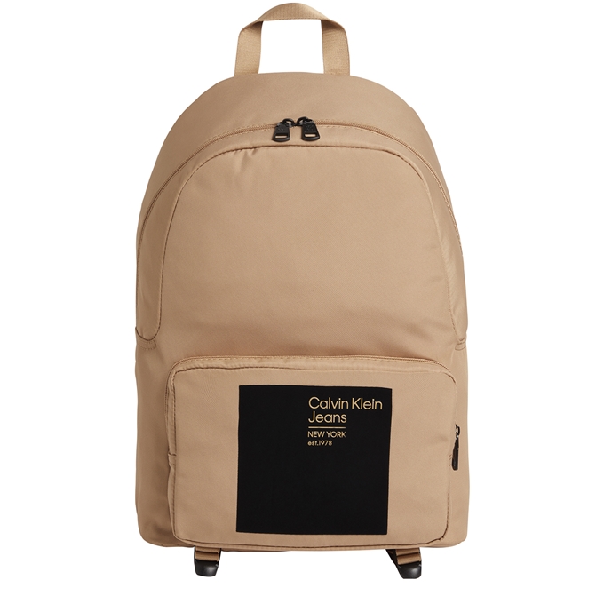 Ongeautoriseerd schandaal Verlichten Calvin Klein Sport Essentials Backpack camel | Travelbags.nl